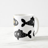 Quirky Seamless Black Fish Pattern mit Gelb Kaffeetasse (VorderseiteRechts)