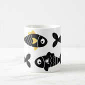 Quirky Seamless Black Fish Pattern mit Gelb Kaffeetasse (Mittel)