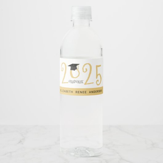 Quirky Text 2023 Graduate in Gold Wasserflaschenetikett (Vorderseite)
