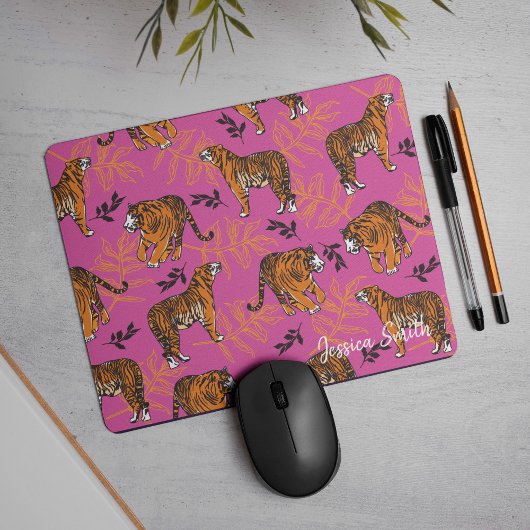Quirky Tiger Pattern auf hellrosa Mousepad