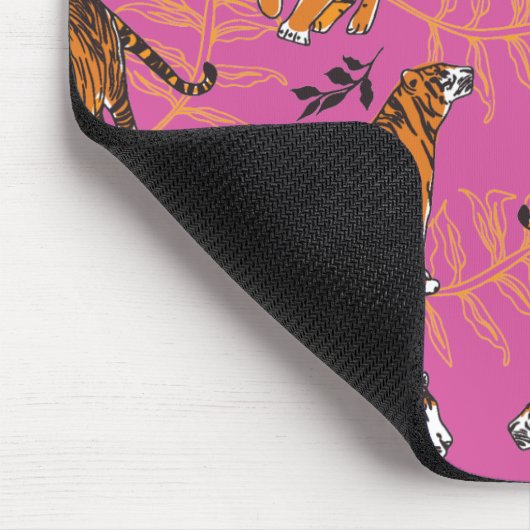 Quirky Tiger Pattern auf hellrosa Mousepad (Ecke)
