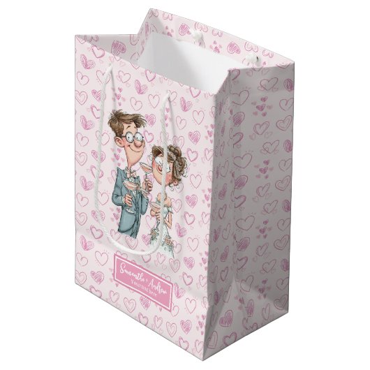 Quirky Wedding Gift Bag Cartoon Newlyweds Spaß Mittlere Geschenktüte (Vorderseite Schrägansicht)