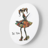 Quirky Whimsical Girl - Sei du. Große Wanduhr (Winkel)