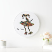 Quirky Whimsical Girl - Sei du. Große Wanduhr (Zuhause)