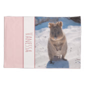 Quokka am Strand Australien, Pink Girls Kissenbezug (Rückseite)