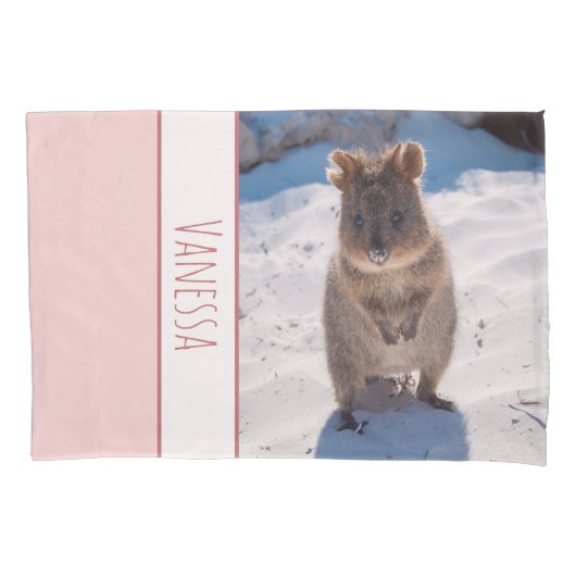 Quokka am Strand Australien, Pink Girls Kissenbezug (Vorderseite)