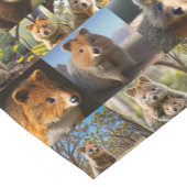 "Quokka Chronicles: Eine herzerwärmende FotoCollag Kurzer Tischläufer (Ecke)