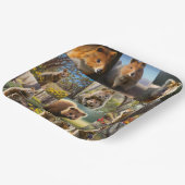 "Quokka Chronicles: Eine herzerwärmende FotoCollag Pappteller (Gewinkelt)