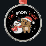 Quokka I'm Snow Niedlich Snowman Snow Pun Keramik  Ornament Aus Metall<br><div class="desc">Niedlicher Quokka mit Schneemann. Ich bin schneeniedlich - ein Schneevergnügen für Winter und Weihnachten. Ein Weihnachtsgrüßen in der kalten Jahreszeit für die Ferien. Weihnachts-Quokka mit Schneemann.</div>