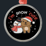 Quokka I'm Snow Niedlich Snowman Snow Pun Keramik  Ornament Aus Metall<br><div class="desc">Niedlicher Quokka mit Schneemann. Ich bin schneeniedlich - ein Schneevergnügen für Winter und Weihnachten. Ein Weihnachtsgrüßen in der kalten Jahreszeit für die Ferien. Weihnachts-Quokka mit Schneemann.</div>