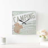 Quote | Go Camping, Or Go Nuts Quadratische Wanduhr (Zuhause)