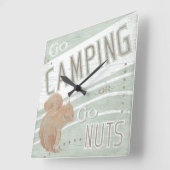 Quote | Go Camping, Or Go Nuts Quadratische Wanduhr (Winkel)