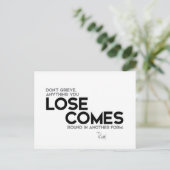 QUOTEN: Rumi: Verlierer kommt raus Postkarte (Stehend Vorderseite)