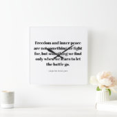 Quotes about inner peace quadratische wanduhr (Zuhause)