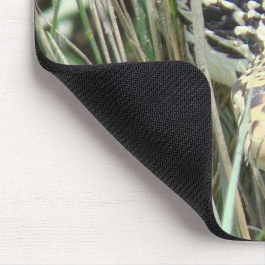 R4 Stier Schlange im Gras Mousepad (Ecke)