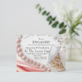 R Silk & Pearls Verlobung Einladung Postkarte (Stehend Vorderseite)