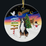 R - Weihnachtsschilder - Großer Schweizer Hund Keramikornament<br><div class="desc">Ein Berner Hund beobachtet den Santa Start vor den Schildern des Nordpols,  die Start,  Dorf,  Workshop und Barracks sagen.   Ein Rentier flüchtige Blick hinter einem festlichen Weihnachtsbaum neben einem glücklichen Schneemann.</div>