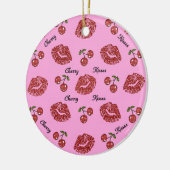 RAB Rockabilly Cherry Kisses auf Pink Keramik Ornament (Links)