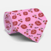 RAB Rockabilly Cherry Kisses auf Pink Krawatte (Gerollt)