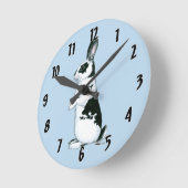 Rabbit: Black and White Runde Wanduhr (Winkel)