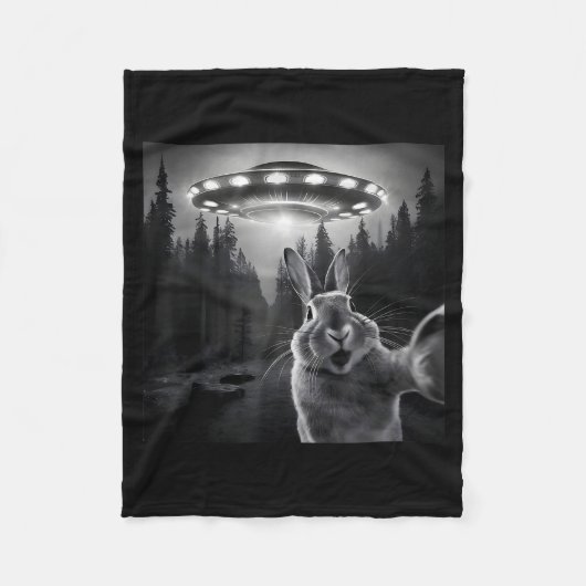 Rabbit Selfie With Ufo - Funny Bunny Graphic Alien Fleecedecke (Vorderseite)