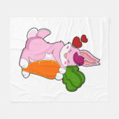 Rabbit with Carrot and Heart Fleecedecke (Vorderseite (Horizontal))