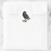 Rabe auf einem Baumstumpf Runder Aufkleber (Tasche)