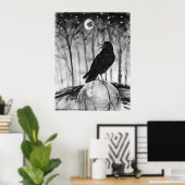 Rabe (schwarzer Vogel) in Wäldern mit Mond und Ste Poster (Heimbüro)