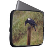 Raben mit weißem Flügel und Zaun-Post-Kunst Laptopschutzhülle (Vorne Rechts)