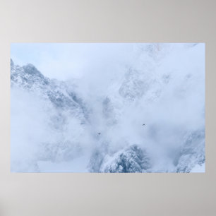 Raben, schneebedeckte Berge und Wolken Poster