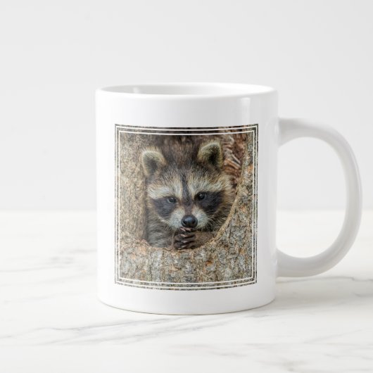 Raccon Nestled Inside a Tremollow Jumbo-Tasse (Rechts)