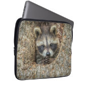 Raccon Nestled Inside a Tremollow Laptopschutzhülle (Vorne Rechts)