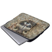 Raccon Nestled Inside a Tremollow Laptopschutzhülle (Vorne Knopf)