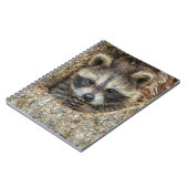 Raccon Nestled Inside a Tremollow Notizblock (Linke Seite)