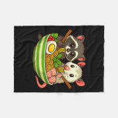 Raccoon And Ossum Eating Ramen Noodles Fleecedecke (Vorderseite (Horizontal))