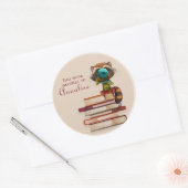 Raccoon auf einem Buchstapel mit Buchnamen Runder Aufkleber (Umschlag)