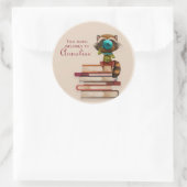 Raccoon auf einem Buchstapel mit Buchnamen Runder Aufkleber (Tasche)