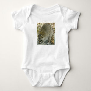 Raccoon auf Rock Baby Säugling Strampler