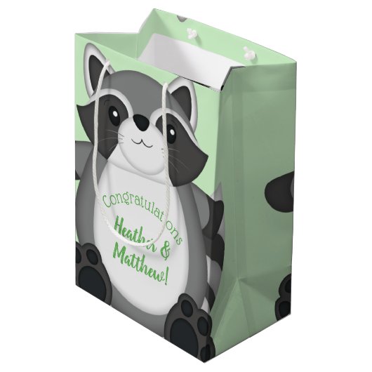 Raccoon Baby Dusche Grün Mittlere Geschenktüte (Rückseite Schrägansicht)