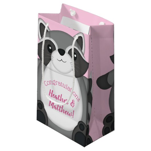 Raccoon Baby Dusche Rosa Kleine Geschenktüte (Vorderseite Schrägansicht)