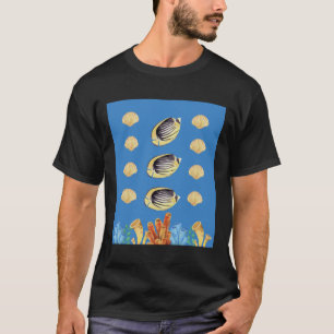 Raccoon Butterflyfish auf blau  T-Shirt