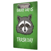 Raccoon, der jeden Tag verschmutzt wird Klemmbrett (Links)