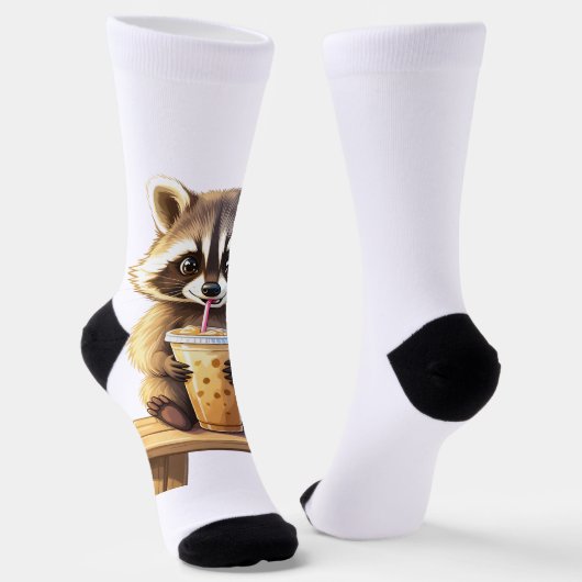 Raccoon Drinking Iced Coffee Socken (Gewinkelt)