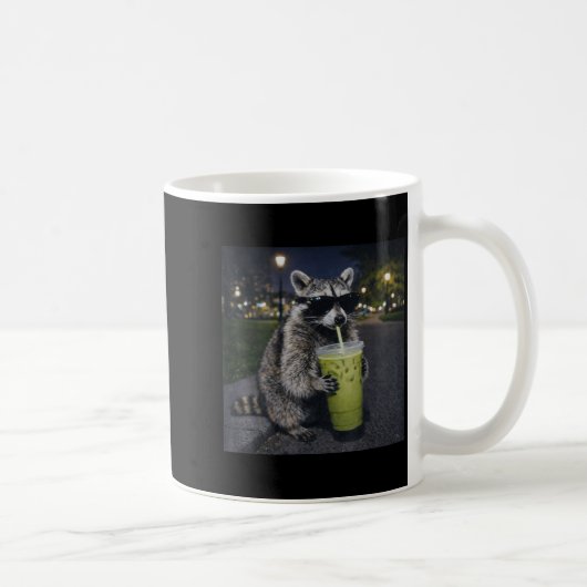 Raccoon drinking iced matcha latte funny animal kaffeetasse (Rechts)