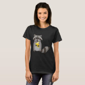 Raccoon Eating Banana Frucht Niedlich aussehen T-Shirt (Vorne ganz)