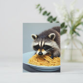 Raccoon Eating Spaghetti Postkarte (Stehend Vorderseite)