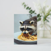 Raccoon Eating Spaghetti Postkarte (Stehend Vorderseite)