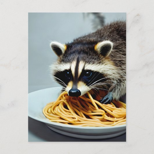 Raccoon Eating Spaghetti Postkarte (Vorderseite)