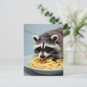 Raccoon Eating Spaghetti Postkarte (Stehend Vorderseite)