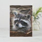 Raccoon in der alten Scheune Einladung (Stehend Vorderseite)